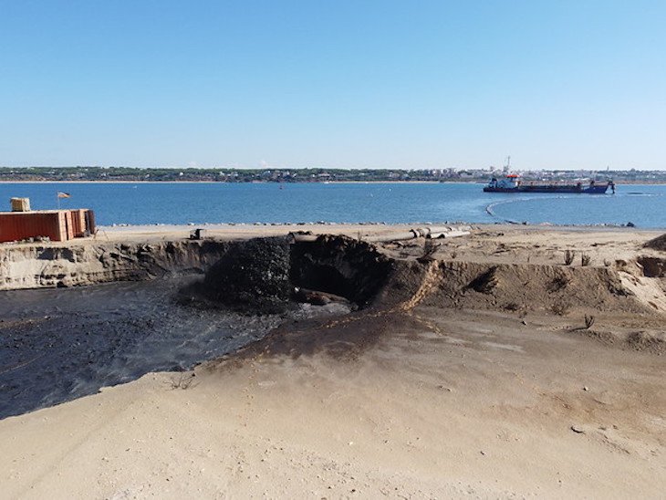 toneladas de lodos tóxicos en Huelva
