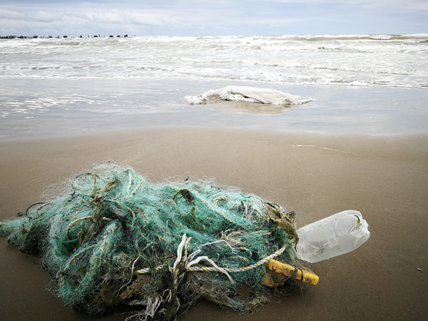 El costoso reciclaje químico del plástico empeora los problemas ambientales