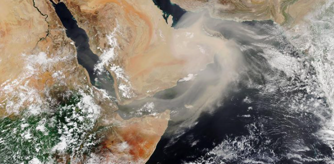 El polvo se arremolina sobre la península arábiga en esta imagen capturada por el satélite Suomi NPP en 2018. La EMIT ayudará a los científicos a comprender mejor el papel del polvo en el calentamiento y enfriamiento de la atmósfera Crédito: Observatorio de la Tierra de la NASA