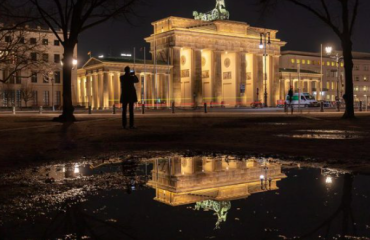 La Puerta de Brandeburgo, la antigua puerta de entrada a Berlín, permanece iluminada hasta nuevo aviso/Pixabay