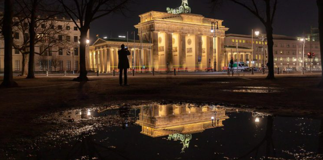 La Puerta de Brandeburgo, la antigua puerta de entrada a Berlín, permanece iluminada hasta nuevo aviso/Pixabay