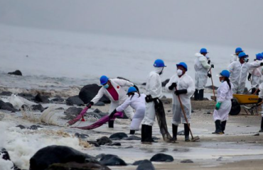 El gran operativo de limpieza del derrame de crudo en las costas peruanas en enero de este año Crédito: Minamperu