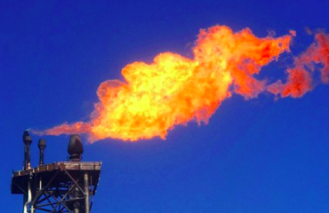 Las antorchas que queman petróleo despiden gases altamente nocivos para el ambiente y la salud https://commons.wikimedia.org/w/index.php?curid=19089930