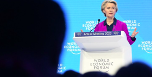 Úrsula von der Leyen señaló en el Foro Económico Mundial en Davos que “el objetivo (de la ley) será centrar la inversión en proyectos estratégicos a lo largo de toda la cadena de suministro”/ @vonderleyen