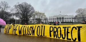 Los activistas desplegaron un gran cartel frente a la Casa Blanca para que Jose Biden detenga el proyecto de ConocoPhillips en Alaska | WildernessSociety