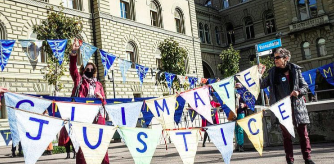 2.000 abuelas introducen demanda sin precedentes contra el Estado suizo por su débil acción contra el calentamiento global.