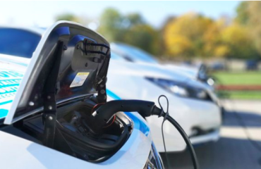 La Agencia Internacional de Energía calcula que las ventas globales de autos eléctricos aumenten 35% este año, después de un 2022 récord.