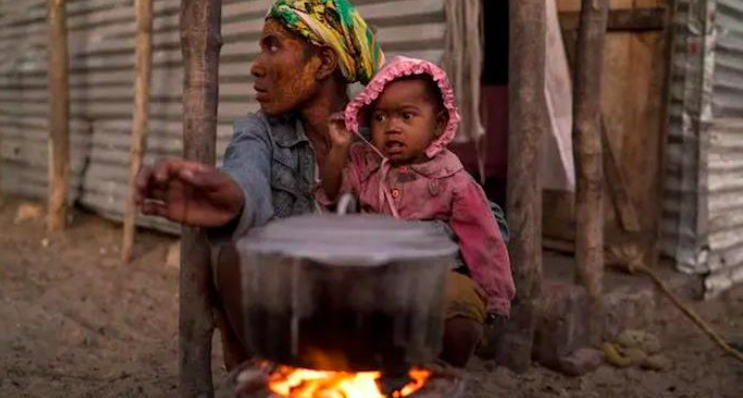 El 99% de los hogares en Sierra Leona cocina con leña o carbón. El humo produce cientos de miles de muertes al año en el mundo | Archivo Cambio16